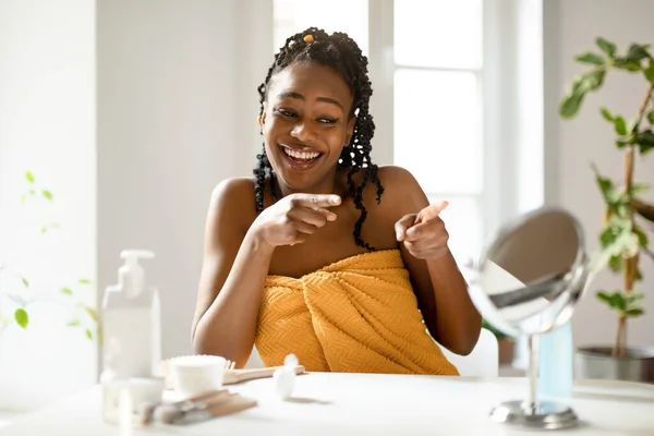 Poder Cuidado Diário Pele Feliz Senhora Afro Americana Apontando Dedos — Fotografia de Stock