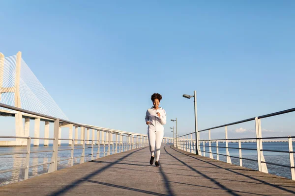Біжить Безкоштовно Молода Спортивна Чорна Жінка Біжить Відкритому Повітрі Пірсі — стокове фото