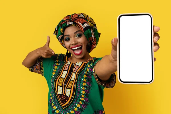Хорошее Мобильное Приложение Привлекательная Молодая Чернокожая Женщина Ярком Цветном Африканском — стоковое фото