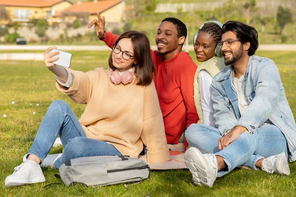 Ευτυχής Πολυεθνική Χιλιετηρίδες Φοιτητές Σπουδάζουν Κάθονται Στο Γρασίδι Λαμβάνοντας Selfie — Φωτογραφία Αρχείου