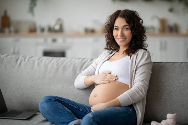 Retrato Bella Dama Embarazada Sonriente Relajándose Sofá Sala Estar Joven — Foto de Stock