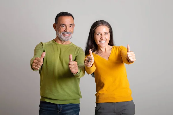 Glücklich Aufgeregten Kaukasischen Älteren Mann Und Frau Machen Daumen Nach — Stockfoto