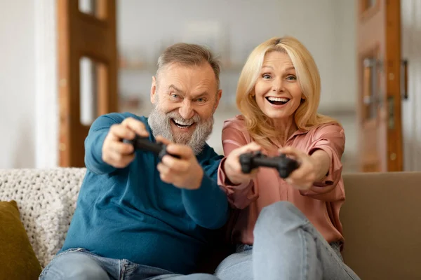 Diversão Digital Cônjuges Seniores Entusiasmados Jogando Videogame Juntos Descobrindo Alegria — Fotografia de Stock