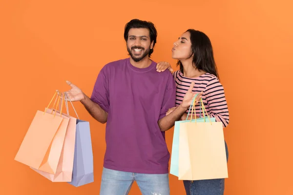 Seizoen Verkoop Zwarte Vrijdag Retail Mooi Vrolijk Jong Indiaans Koppel — Stockfoto