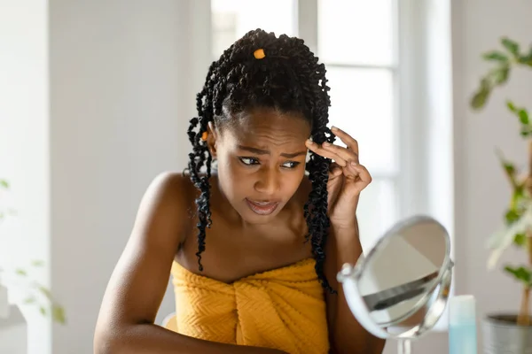 Concepto Cuidado Piel Antienvejecimiento Mujer Negra Preocupada Mirando Reflejo Espejo — Foto de Stock