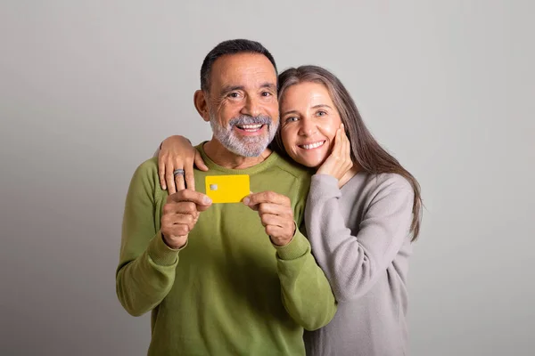 Fröhliche Kaukasische Ältere Frau Umarmt Ehemann Mit Kreditkarte Empfiehlt Bargeld — Stockfoto