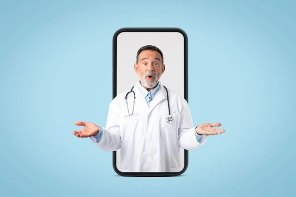 Överraskad Europeisk Senior Man Läkare Vit Rock Med Öppen Mun — Stockfoto
