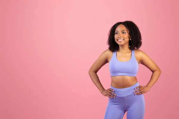 Positive Millennial Afrikanisch Amerikanische Dame Violetter Sportbekleidung Schauen Auf Freien — Stockfoto