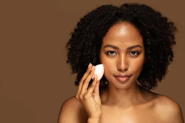 Joven Mujer Afroamericana Bonita Quitándose Maquillaje Con Esponja Algodón Sonriente —  Fotos de Stock