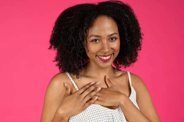 Porträtt Glada Söta Unga Afrikanska Lockigt Kvinna Sätta Händerna Bröstet — Stockfoto