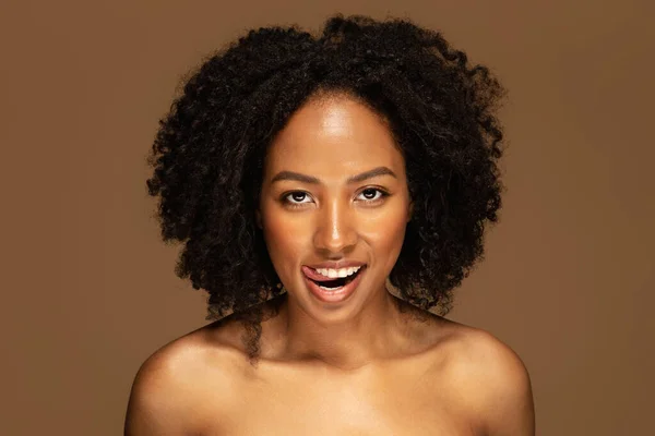 Portrait Hot Attractive Naked Millennial Black Lady Bushy Hair Posing — Stock Photo, Image
