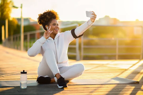 Jovem Feliz Preto Desportivo Mulher Tomando Selfie Após Treinamento Livre — Fotografia de Stock