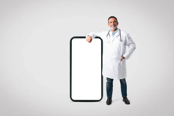 Glad Confident European Senior Doctor White Coat Stethoscope Big Screen — Stock Photo, Image