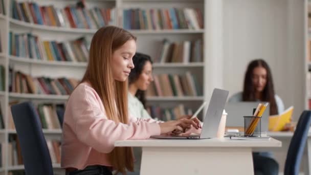 Sucesso Sessão Estudo Jovem Estudante Focado Utilizando Laptop Para Aprendizagem — Vídeo de Stock