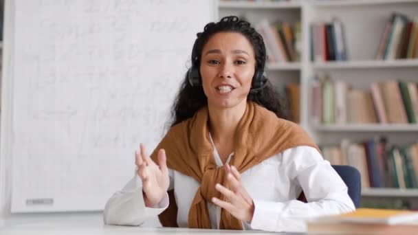 Bridging Digital Divide Skillful Young Lady Educator Wearing Headset Inspiring — Stock Video