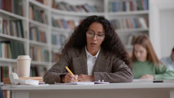 Zdravotní Záležitosti Vzdělávacích Prostředích Mladá Žena Student Brýlích Psaní Sešitu — Stock video
