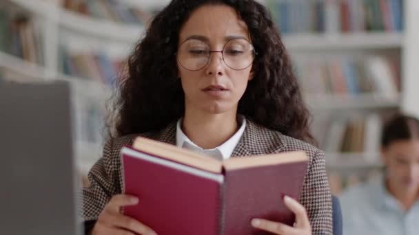 Tempo Auto Educação Jovem Estudante Inteligente Usando Óculos Livro Leitura — Vídeo de Stock