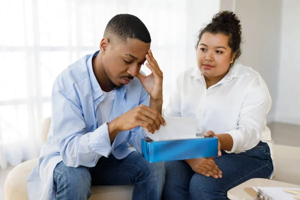 Infeliz Frustrado Joven Negro Asistir Sesión Terapia Con Psicólogo Clínica — Foto de Stock