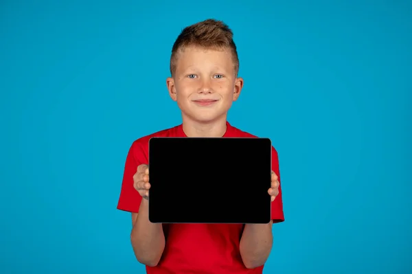 Glimlachend Jongetje Houdt Digitale Tablet Met Blanco Zwart Scherm Gelukkig — Stockfoto