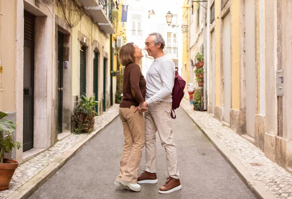 Aventura Viaje Loving Senior Couple Holding Hands Enjoying Vacation Exploring —  Fotos de Stock