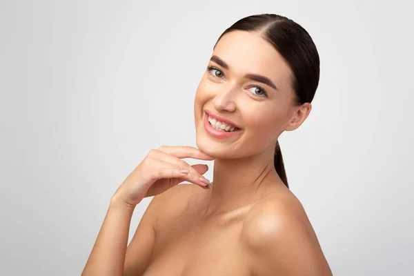 Piel Perfecta Mujer Joven Europea Feliz Tocando Barbilla Piel Lisa — Foto de Stock