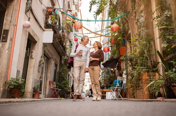 Golden Years Travel Adventure Senior Couple Strolling Lisbons Historic Streets — Stock Photo, Image
