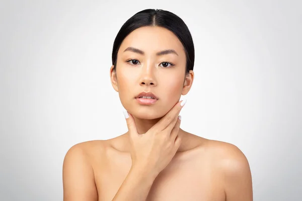 Cilt Bakımı Özgüven Tişörtsüz Asyalı Kadın Boynuna Nazikçe Dokunuyor Doğal — Stok fotoğraf