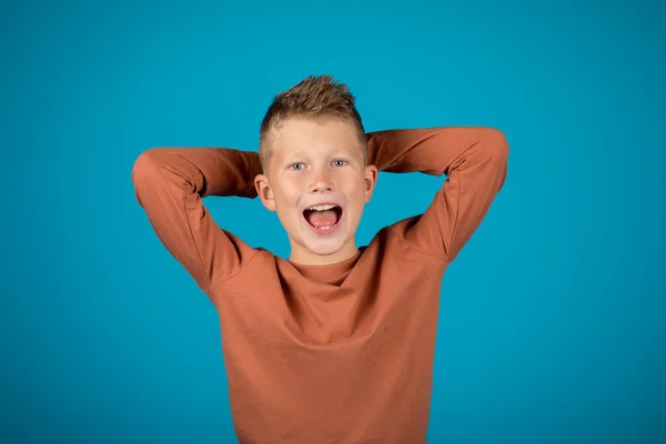 Känslomässig Preteen Boy Tittar Kameran Med Överraskning Glad Tween Kid — Stockfoto