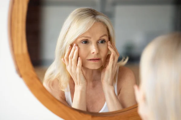 Öregedő Bőrproblémák Ideges Idős Néz Tükör Megható Arc Hölgy Észrevette — Stock Fotó