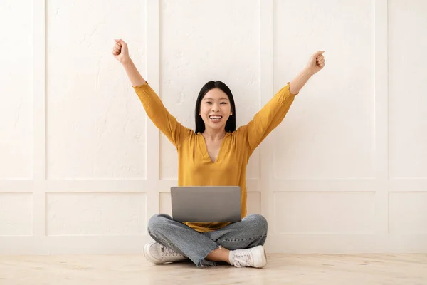 Emotional Happy Young Korean Lady Wearing Casual Outfit Sitting Floor — Stock Photo, Image