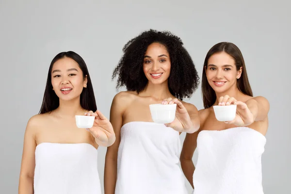 United Hydration Happy Three Diverse Ladies Showing Cosmetic Natural Face — Stock Photo, Image