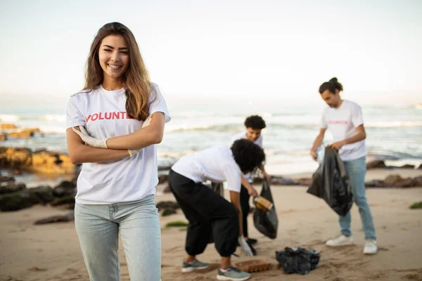 Feliz Gente Joven Diversa Voluntarios Camisetas Señora Asiática Con Bolsas —  Fotos de Stock