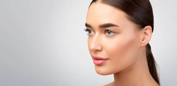 Facial Skincare Offer Jovem Linda Com Maquiagem Natural Pele Rosto — Fotografia de Stock