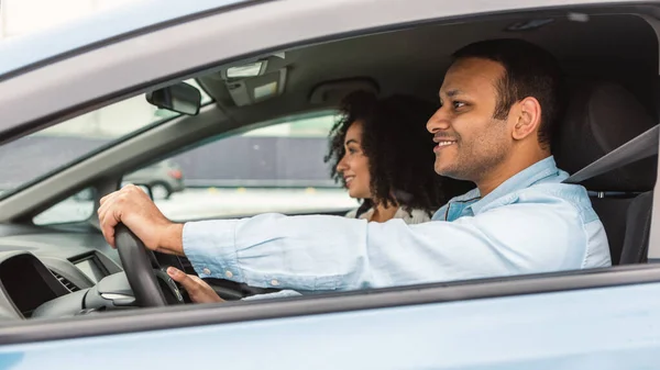 Seitenansicht Von Arabischen Ehepartnern Die Ein Neues Auto Fahren Mann — Stockfoto