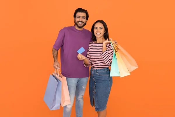 Renkli Alışveriş Çantaları Banka Kartlarıyla Turuncu Stüdyo Arka Planında Izole — Stok fotoğraf