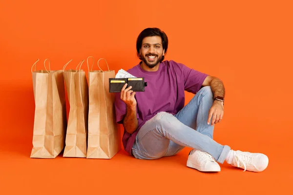Tijd Winkelen Kleinhandel Gelukkig Glimlachen Knappe Stijlvolle Millennial Hindoe Man — Stockfoto