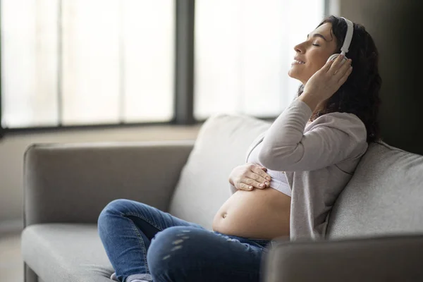 Wypoczynek Czasie Ciąży Szczęśliwa Kobieta Ciąży Słuchanie Muzyki Słuchawkach Bezprzewodowych — Zdjęcie stockowe