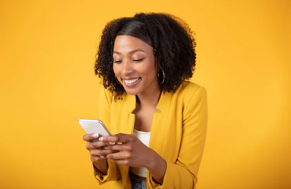 Verbonden Inhoud Happy Zwarte Dame Met Behulp Van Smartphone Glimlachen — Stockfoto