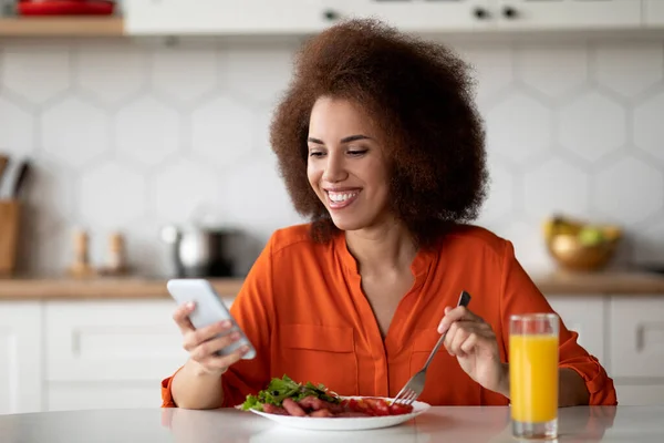 Happy Black Woman Using Smartphone Kitchen While Having Breakfast Home — Stock Photo, Image