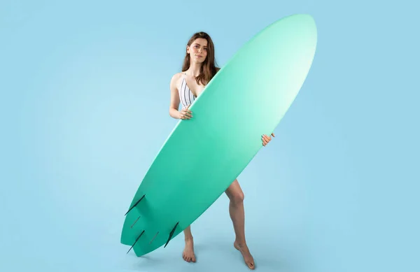 Summer Extreme Sport Young Lady Swimsuit Posing Surfing Board Enjoying — Stock Photo, Image