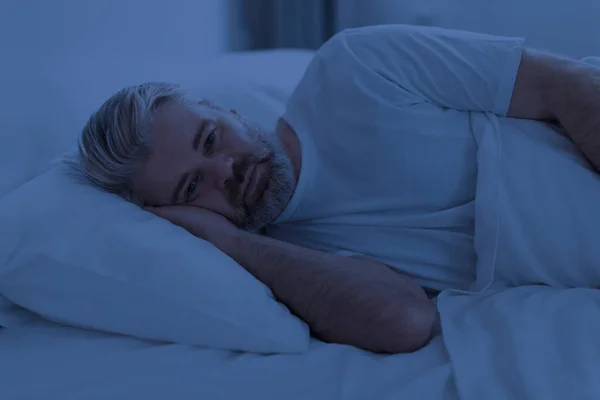 Bangun Tidur Kesal Setengah Baya Pria Berbaring Tempat Tidur Sendirian — Stok Foto