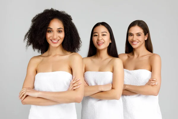 Three Young Beautiful Diverse Ladies Posing Together Folded Arms Smiling — Stock Photo, Image