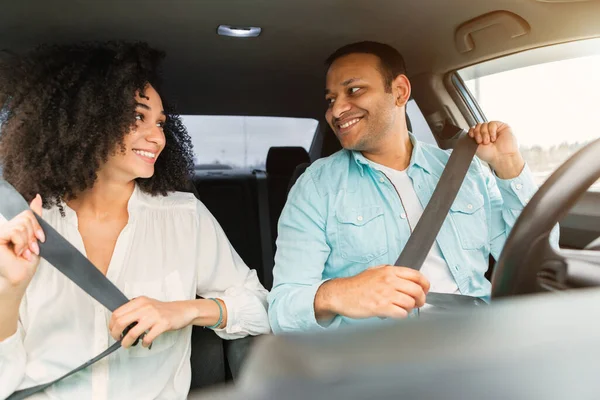Car Travel Ασφάλεια Χαρούμενες Αραβικές Σύζυγοι Που Δένουν Τις Ζώνες — Φωτογραφία Αρχείου