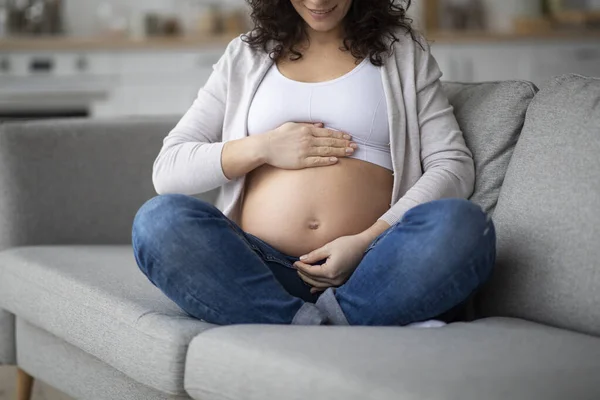 Fortgeschrittenes Mütteralter Lächelnde Schwangere Die Hause Auf Der Couch Sitzt — Stockfoto