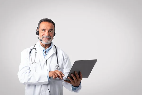 Glad Vänlig Europeisk Senior Man Läkare Vit Rock Med Stetoskop — Stockfoto