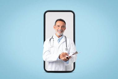 Steteskoplu beyaz önlüklü mutlu Avrupalı yaşlı doktor mavi arka plandaki büyük telefon ekranına notlar alıyor. Tıbbi yardım, tanı, muayene ve sunum uygulaması