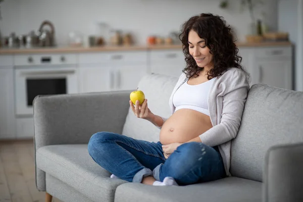 Snack Saludable Mujer Embarazada Joven Comiendo Manzana Mientras Está Sentada — Foto de Stock