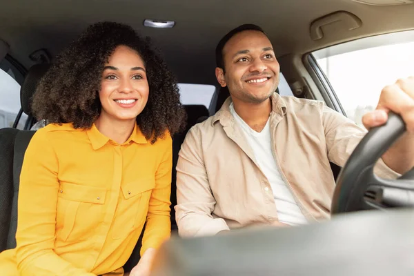 Joyful Black Couple Genieten Van Reizen Met Auto Zittend Voorste — Stockfoto