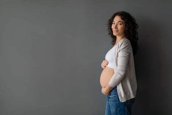 Profiel Shot Beautiful Pregnant Woman Tenderly Embracing Buik Terwijl Poseren — Stockfoto