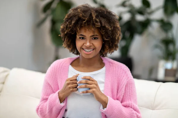 Lachende Mooie Krullende Millennial Afrikaanse Amerikaanse Vrouw Comfortabele Huiskleding Ontspannen — Stockfoto